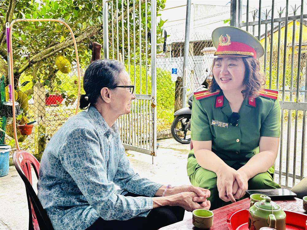 Thiếu tá Bùi Thuận Thảo Linh thường xuyên xuống địa bàn gặp gỡ nhân dân nắm tình hình.