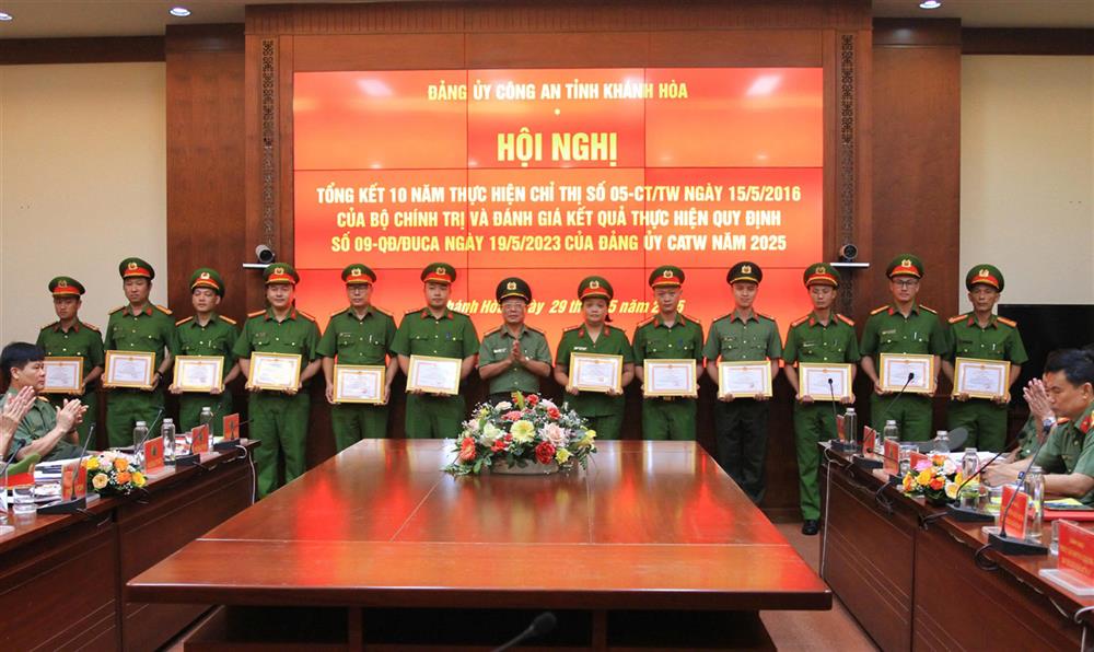 Tập thể, cá nhân được khen thưởng tại Hội nghị.