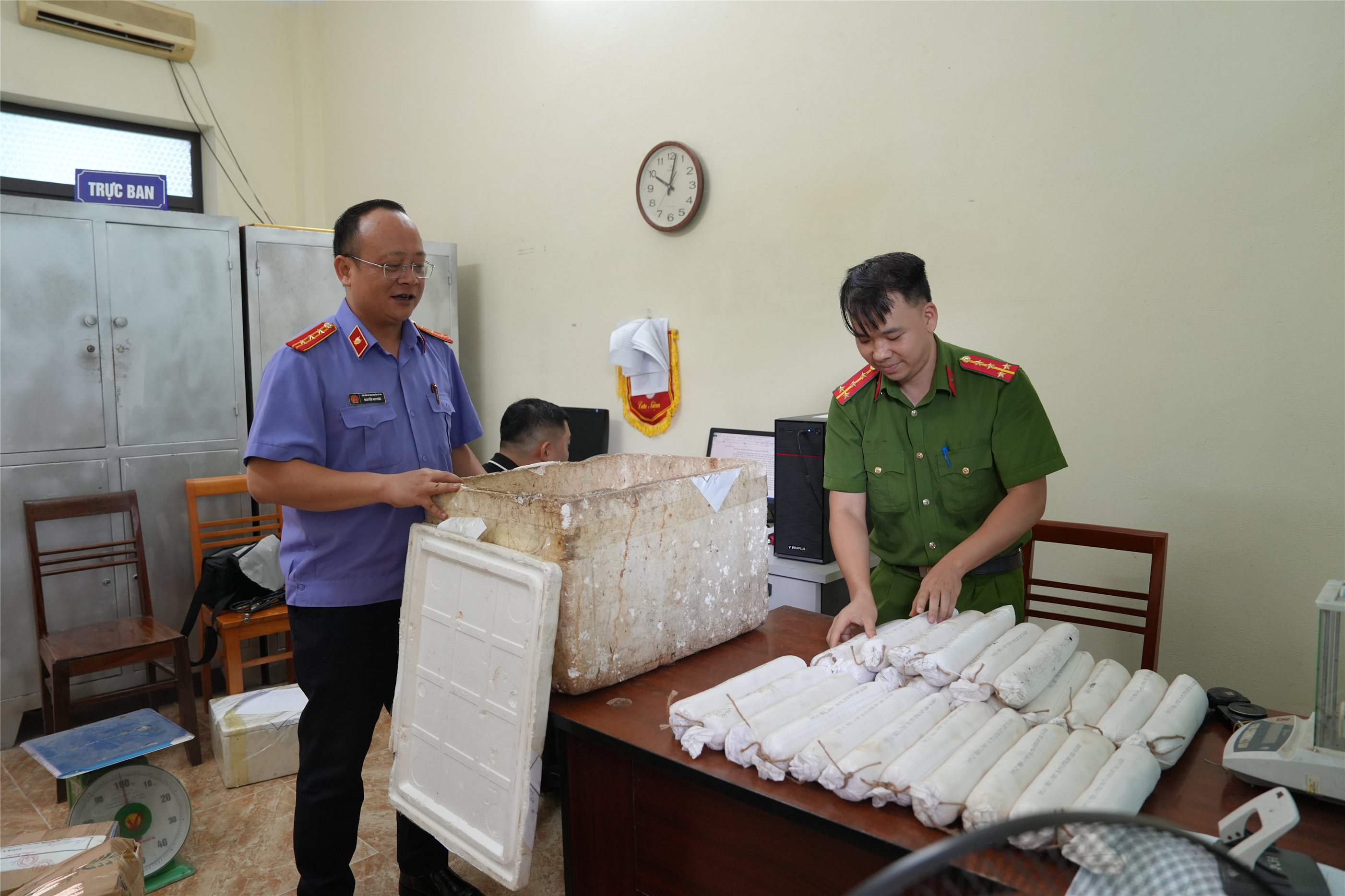 Lực lượng chức năng tiến hành kiểm tra số thuốc nổ bị bắt giữ.