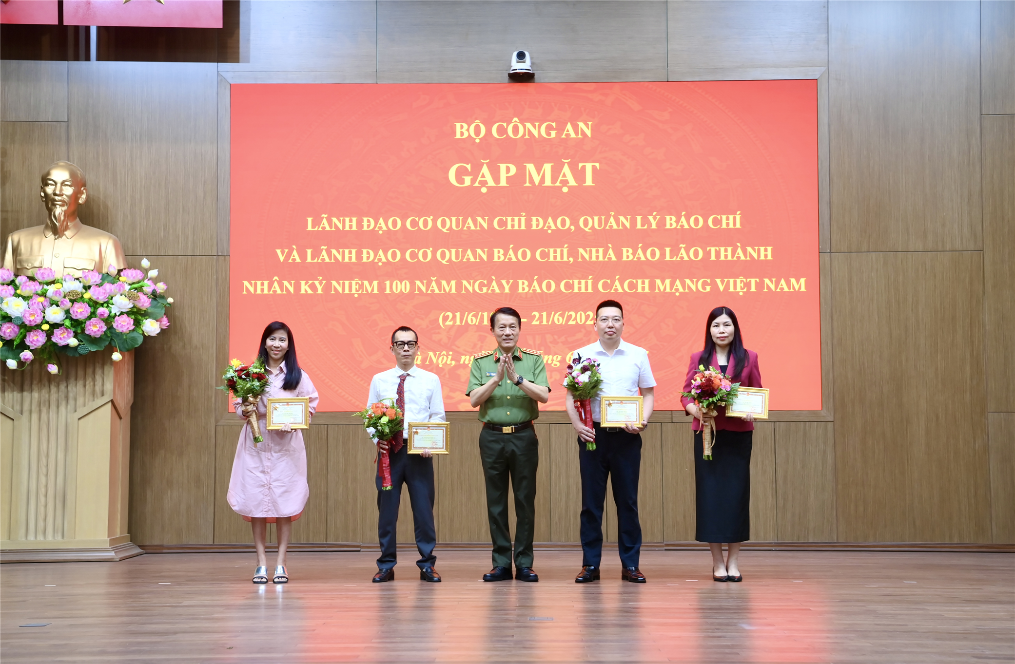 Bộ trưởng Lương Tam Quang trao Kỷ niệm chương "Bảo vệ an ninh Tổ quốc" tặng các cá nhân. 
