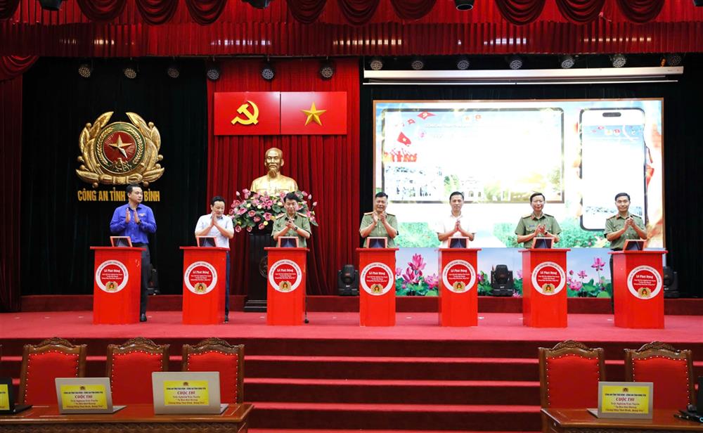 Các đồng chí lãnh đạo thực hiện nghi thức bấm nút phát động Cuộc thi trắc nghiệm trực tuyến “Tự hào quê hương – Chung nhịp Thái Bình, Hưng Yên”.