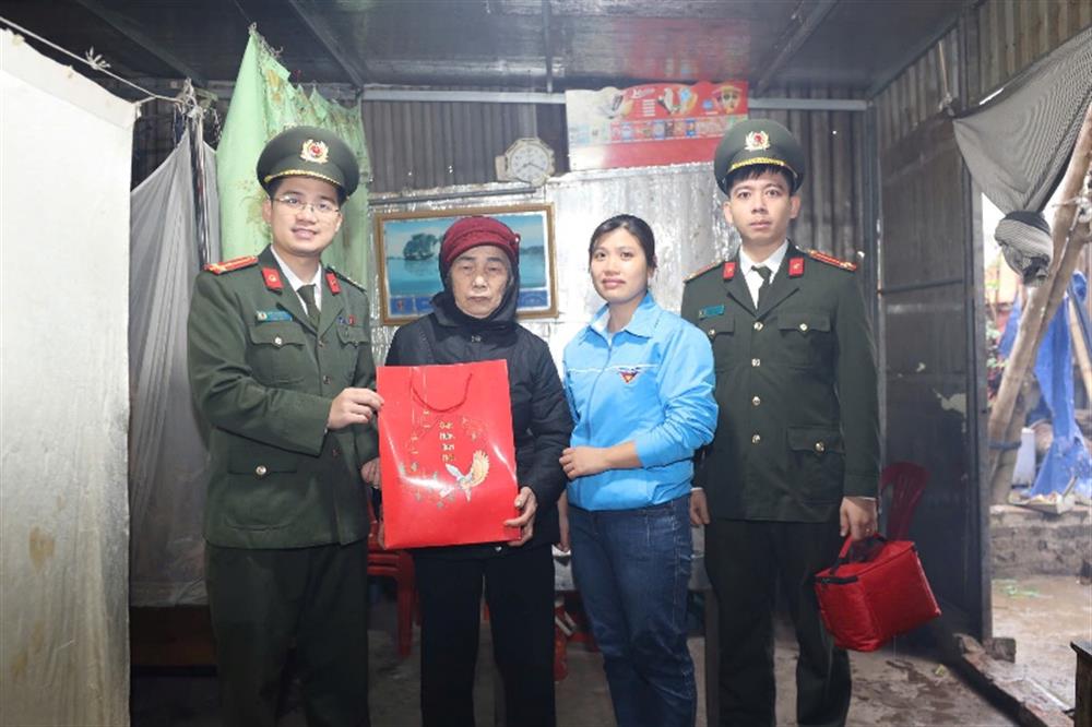 Ban Thanh niên - Ban Phụ nữ Công an tỉnh thường xuyên tổ chức thăm hỏi, tặng quà cho Cựu Thanh niên xung phong và gia đình người có công, đối tượng chính sách trên địa bàn tỉnh.