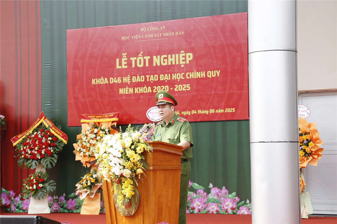 Thiếu tướng, TS Chử Văn Dũng, Phó Giám đốc Học viện trình bày diễn văn bế giảng khóa học.
