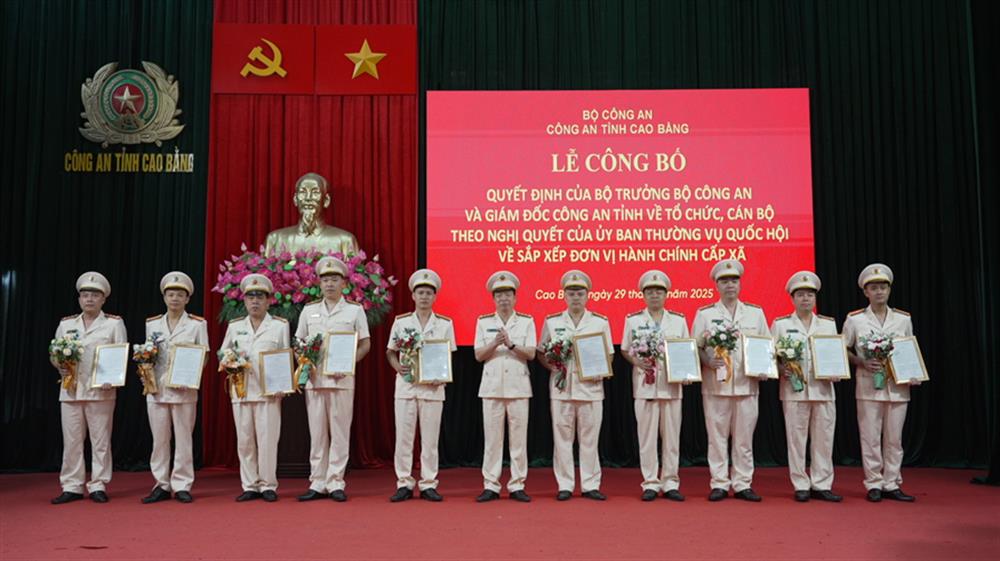 Đại tá Nguyễn Quang Vinh, Giám đốc Công an tỉnh trao quyết định, tặng hoa chúc mừng các đồng chí Trưởng Công an xã.