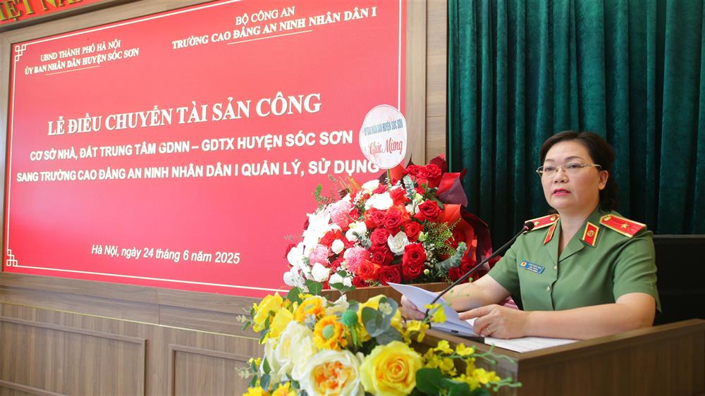 Thiếu tướng Đinh Ngọc Hoa, Hiệu trưởng Trường Cao đẳng ANND I phát biểu tại buổi lễ.