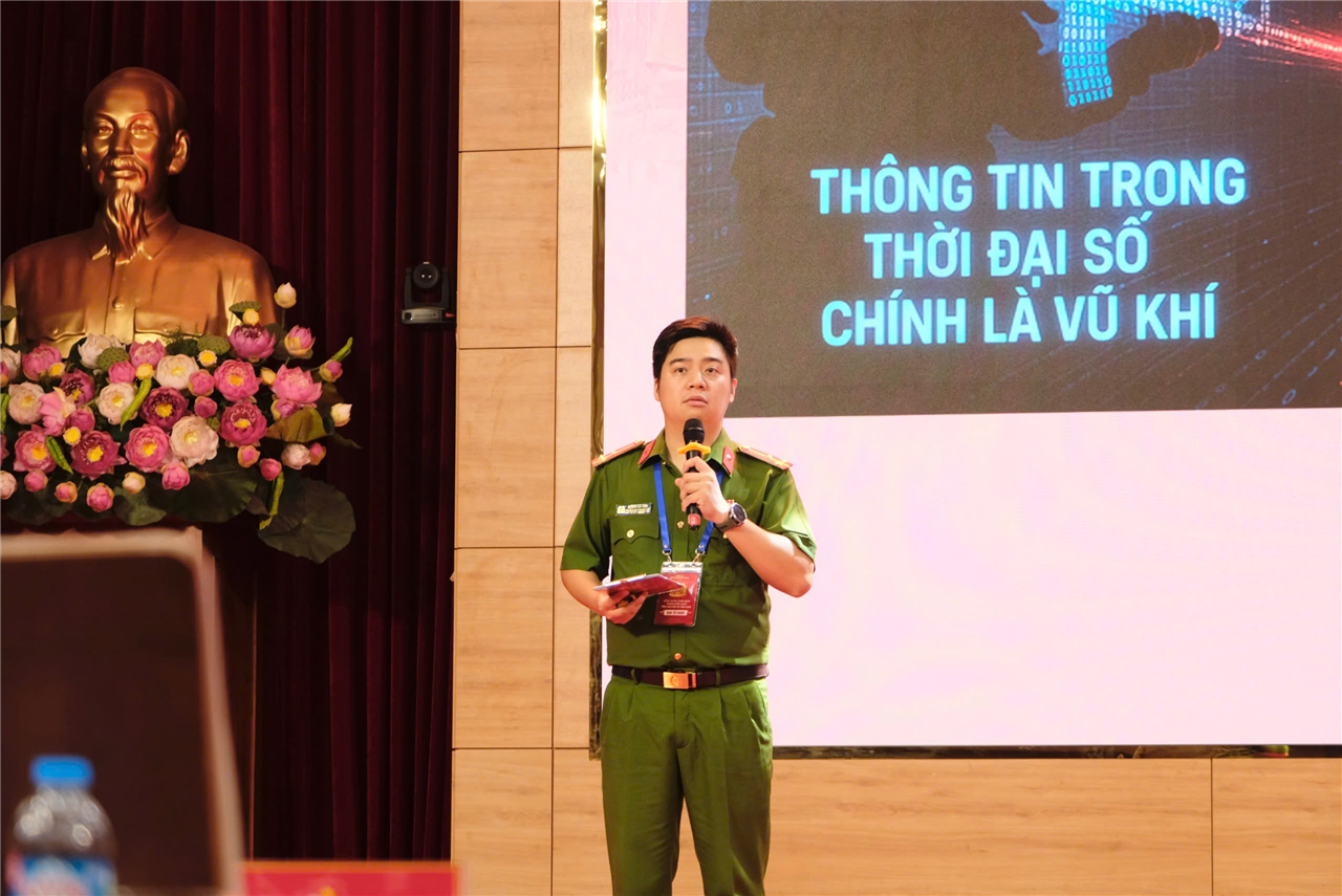 Thượng úy Dương Hải Anh - Trưởng Ban Thanh niên Bộ Tư lệnh CSCĐ ra mắt công trình thanh niên chuyển đổi số “Mặt trận thông tin có tính chiến đấu”.