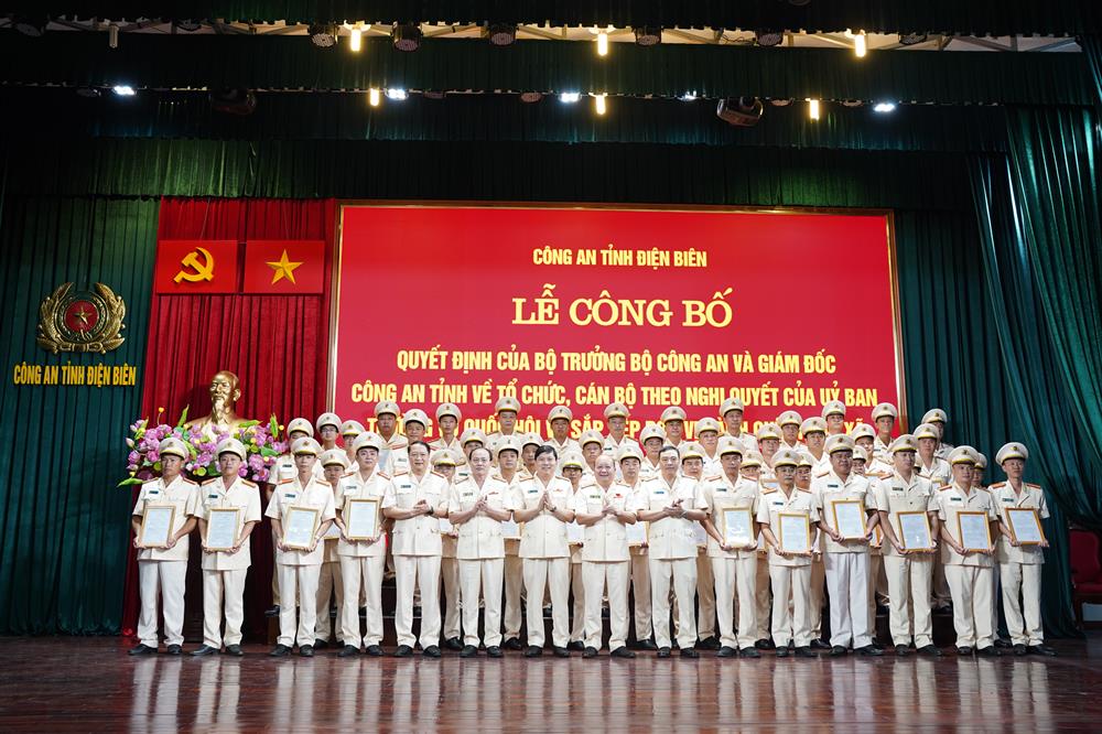 Ban Giám đốc Công an tỉnh chúc mừng các lãnh đạo, cán bộ, chiến sĩ được điểu động, bố trị tại Công an các xã, phường mới.