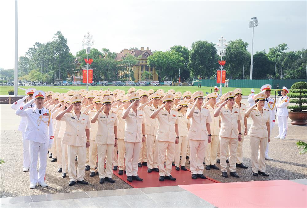 Đoàn đại biểu Đảng ủy Công an Trung ương, Bộ Công an đặt vòng hoa, vào Lăng viếng Chủ tịch Hồ Chí Minh.