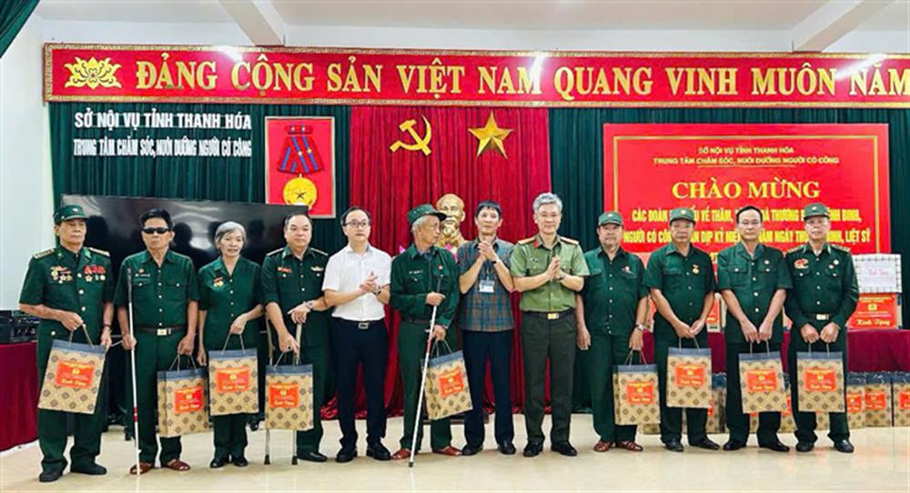 Đoàn công tác trao tặng quà cho các thương, bệnh binh đang được chăm sóc tại Trung tâm.