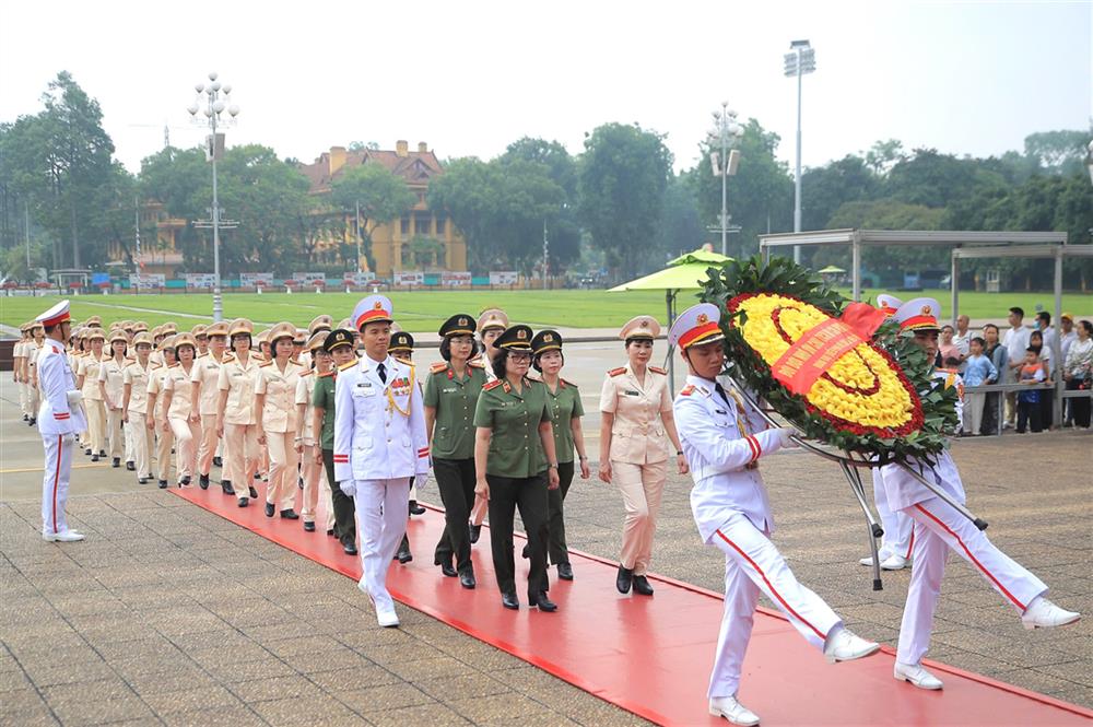 Đoàn đại biểu Phụ nữ CAND do Thiếu tướng Ngô Hoài Thu, Phó Cục trưởng Cục Công tác chính trị, Trưởng ban Phụ nữ CAND làm Trưởng đoàn vào viếng lăng Chủ tịch Hồ Chí Minh