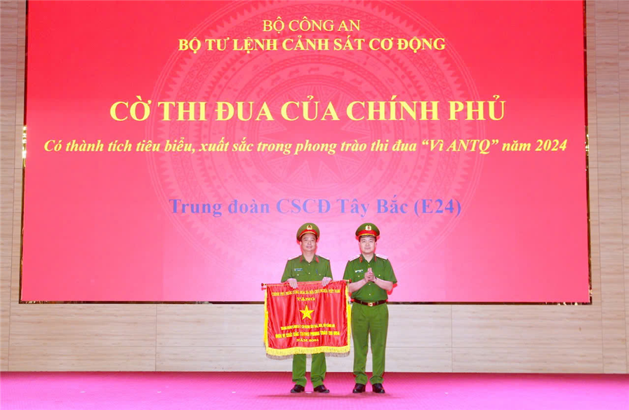 Thừa uỷ quyền của Thủ tướng Chính phủ, Trung tướng Nguyễn Ngọc Vân trao Cờ thi đua của Chính phủ tặng Trung đoàn CSCĐ Tây Bắc vì có thành tích tiêu biểu, xuất sắc trong phong trào thi đua "Vì an ninh Tổ quốc" năm 2024.