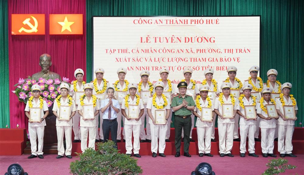 Các cá nhân, tập thể Công an cấp xã tiêu biểu được tuyên dương.