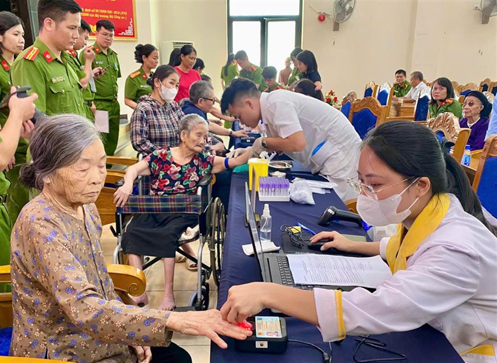 Thu nhận mẫu ADN thân nhân liệt sĩ tại trạm thu nhận cố định tại TP. Thanh Hoá.