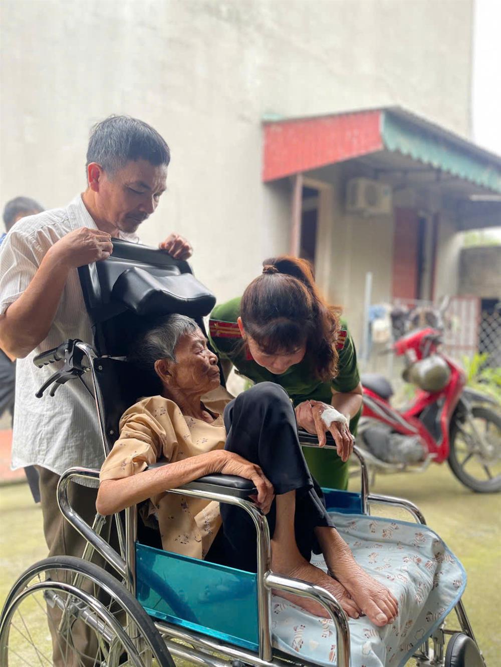 Lực lượng Công an thành lập các Tổ lưu động đến nhà thu nhận mẫu ADN cho mẹ liệt sĩ đi lại khó khăn.
