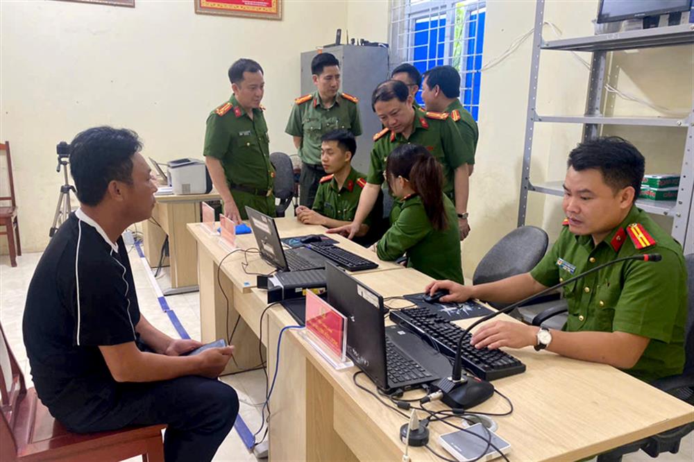 2. Lãnh đạo Công an tỉnh và các phòng chức năng trực tiếp nắm bắt những khó khăn, vướng mắc, kiến nghị của người dân tại Trung tâm phục vụ hành chính công cấp xã.