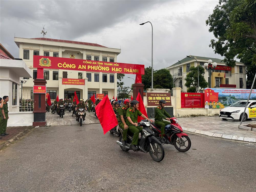 1. Sáng 01/7/2025, Công an 166 phường, xã trên địa bàn tỉnh Thanh Hóa đồng loạt ra quân hướng dẫn thủ tục hành chính phục vụ Nhân dân.
