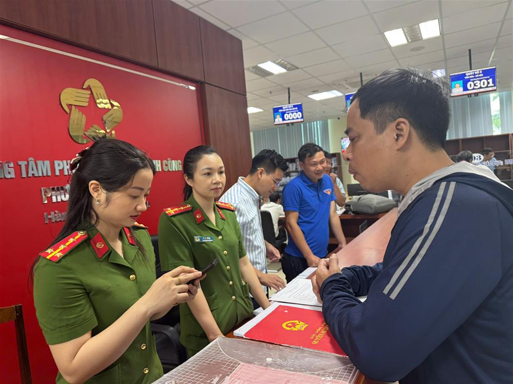 3. Công an phường Hạc Thành sẵn sàng phục vụ Nhân dân ngay trong ngày đầu tiên chính thức hoạt động.