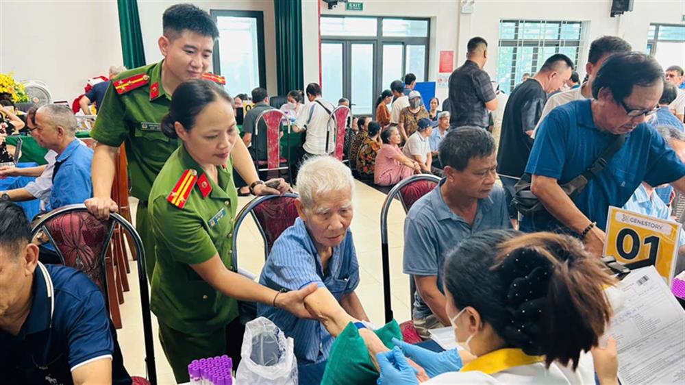 Công an phường Hạc Thành phối hợp đưa đón thân nhân liệt sĩ đến lấy mẫu ADN.