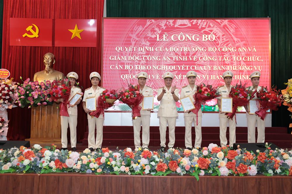 Thiếu tướng Trần Xuân Ánh trao Quyết định của Bộ trưởng Bộ Công an cho các đồng chí Phó Giám đốc Công an tỉnh Hưng Yên.