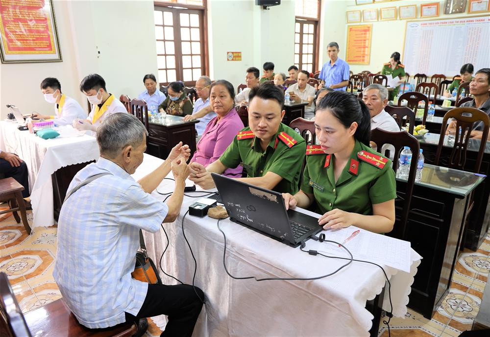 Công an Nam Định tổ chức lấy mẫu ADN đợt 3 cho thân nhân gia đình các liệt sĩ.