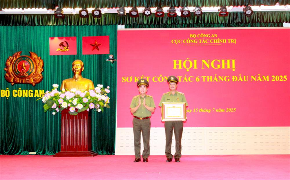 Thứ trưởng Trần Quốc Tỏ trao Huy hiệu 30 năm tuổi Đảng tặng Thiếu tướng Lê Hồng Hiệp, Phó Cục trưởng Cục Công tác chính trị.
