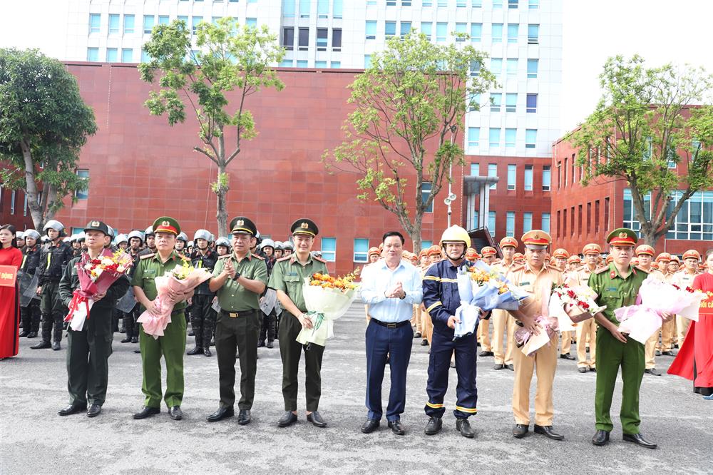 Đồng chí Chủ tịch UBND tỉnh và đồng chí Giám đốc Công an tỉnh tặng hoa, động viên các lực lượng.