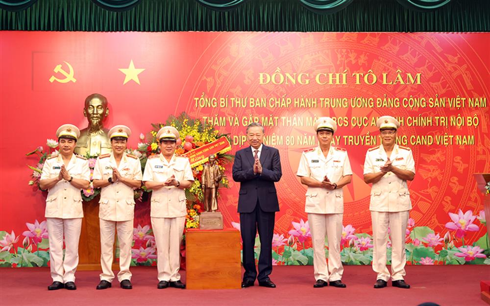 Tổng Bí thư Tô Lâm trao quà tặng Cục An ninh chính trị nội bộ. 