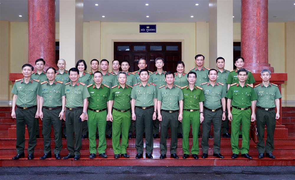 Các đại biểu tham dự buổi làm việc.