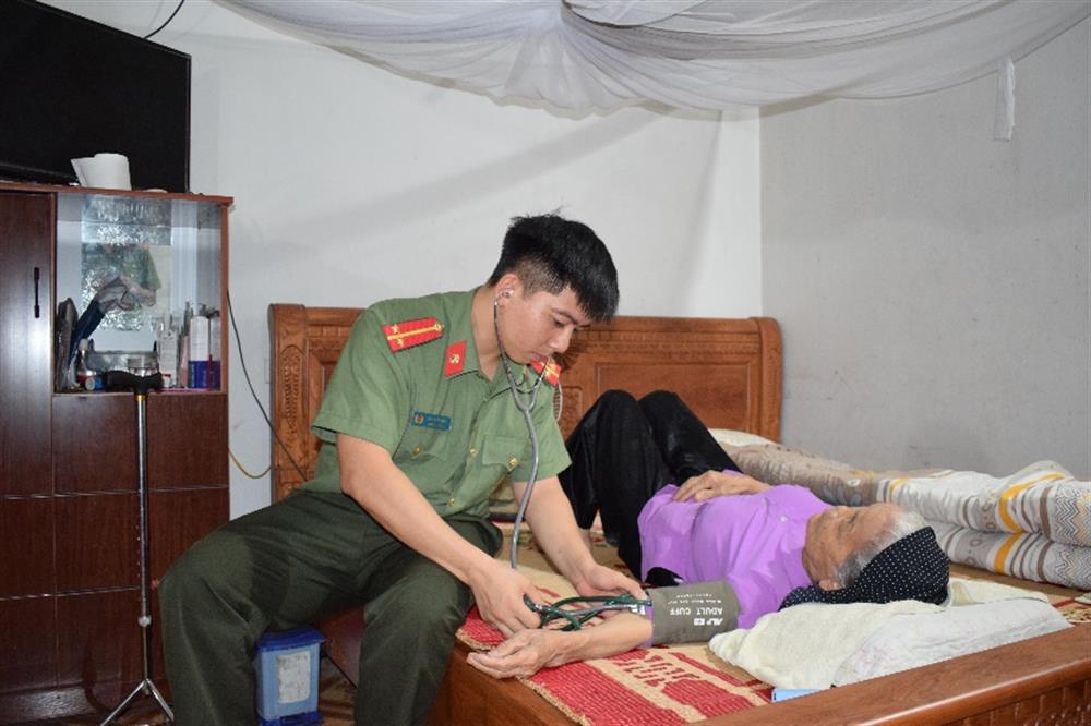 Các bác sĩ của Bệnh xá Công an tỉnh trực tiếp thăm, khám sức khỏe và cấp thuốc cho mẹ Việt Nam anh hùng do Công an tỉnh nhận phụng dưỡng và Anh hùng lao động Phạm Thị Vách nhân dịp ngày Thương binh liệt sỹ 27/7.