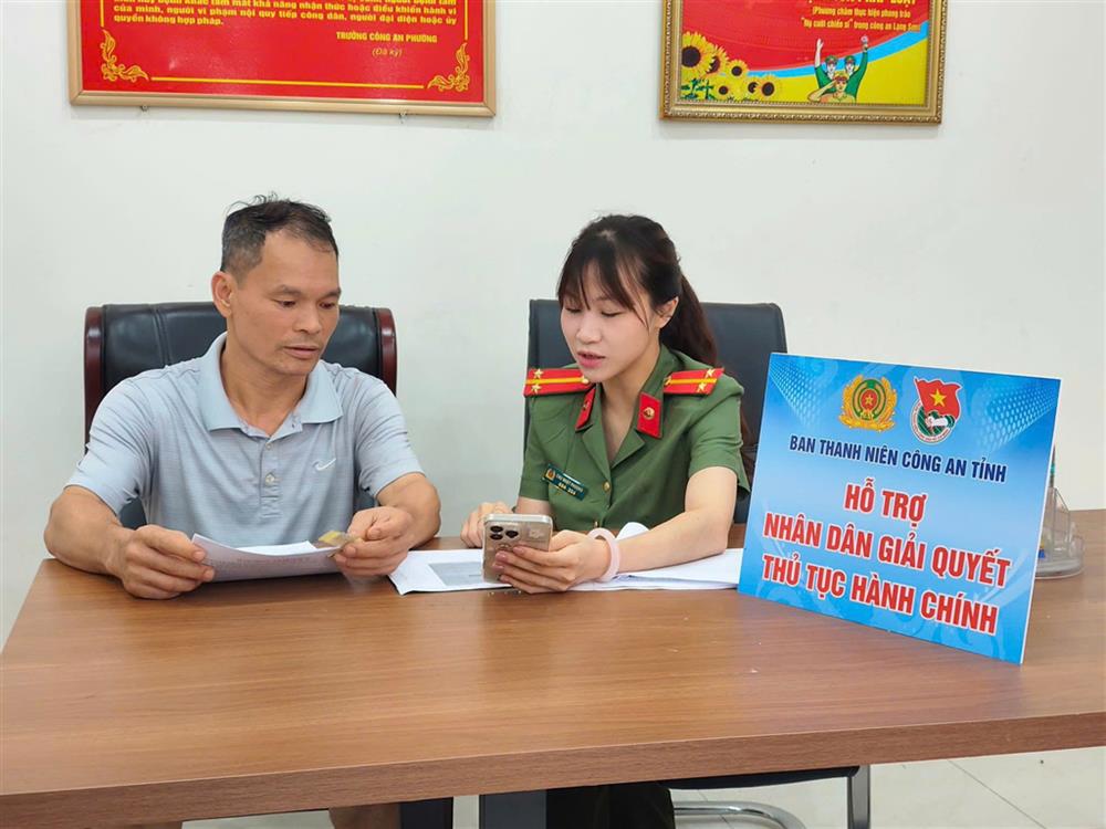 Cán bộ Đoàn Thanh niên Công an tỉnh Lạng Sơn hỗ trợ hướng dẫn người dân làm thủ tục hành chính.