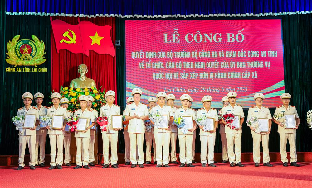 Thiếu tướng Nguyễn Viết Giang trao Quyết định của Bộ trưởng Bộ Công an về việc thành lập Công an cấp xã.