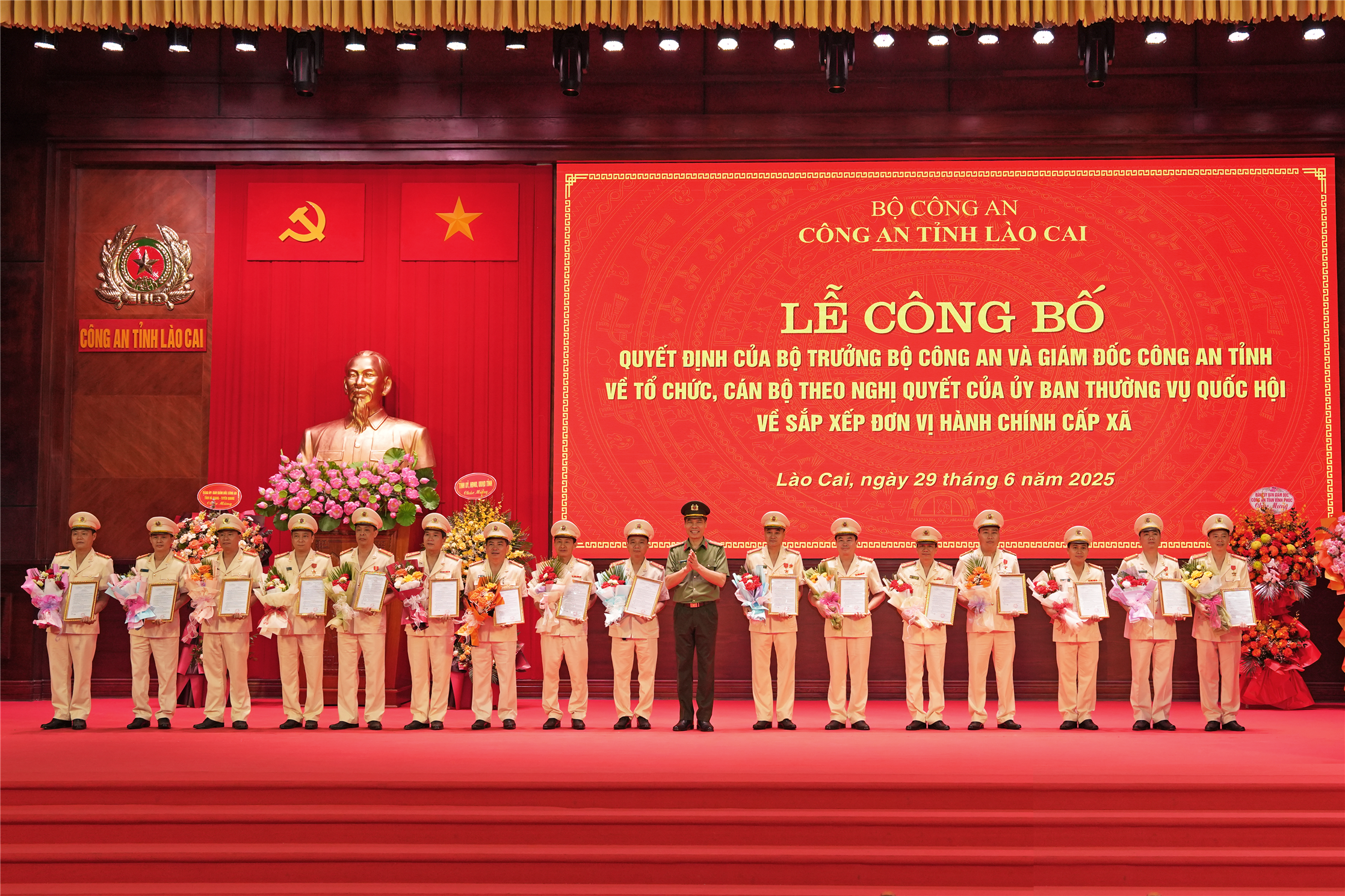 Ảnh: Đại tá Cao Minh Huyền trao Quyết định cho các đồng chí lãnh đạo các phòng nghiệp vụ và các quyết định khác về công tác cán bộ.