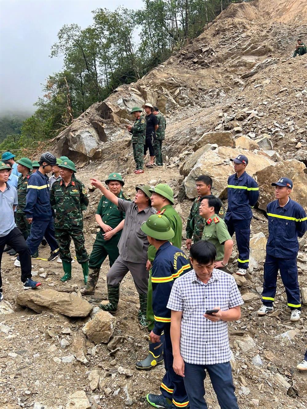 Đồng chí Giàng A Tính, Phó Chủ tịch UBND tỉnh Lai Châu; Đại tá Sùng A Súa và Đại tá Phạm Hải Đăng, Phó Giám đốc Công an tỉnh trực tiếp có mặt tại hiện trường vụ sạt lở đất tại công trình thủy điện Tả Páo Hồ 1A, xã Sì Lở Lầu, huyện Phong Thổ để chỉ đạo công tác tìm kiếm cứu nạn, khắc phục hậu quả tại hiện trường.