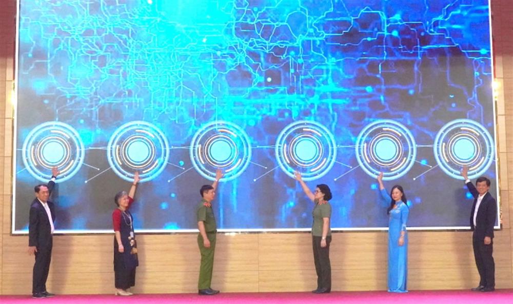 Các đại biểu thực hiện nghi thức bấm nút phát động cuộc thi.
