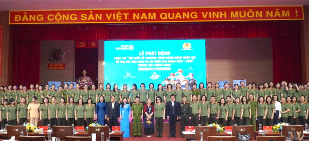 Các đại biểu dự buổi lễ.