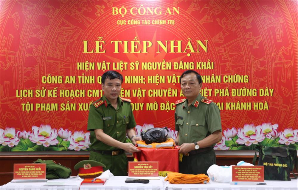 Đại diện Cục Cảnh sát điều tra tội phạm về ma tuý trao tặng hiện vật sử dụng trong chuyên án triệt phá tổ chức tội phạm sản xuất trái phép ma túy tại Khánh Hòa.