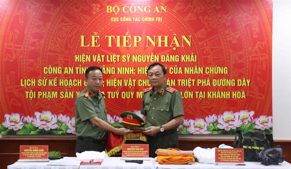 Đại diện Công an tỉnh Quảng Ninh trao tặng hiện vật của liệt sĩ, Thiếu tá Nguyễn Đăng Khải.