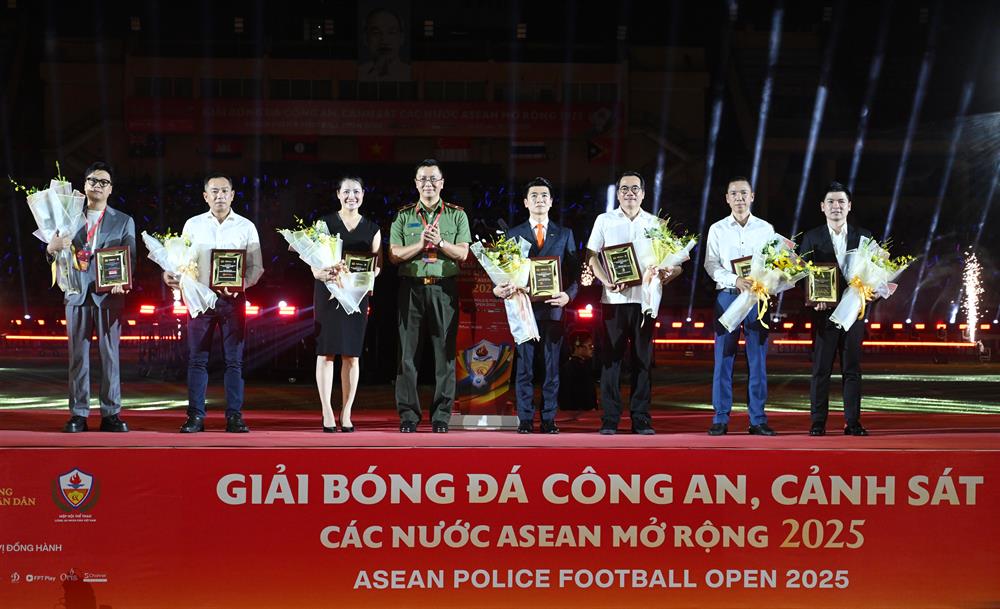 Thiếu tướng Phạm Kim Đĩnh trao bảng danh vị tặng các đơn vị, doanh nghiệp đã đồng hành cùng Giải đấu năm nay.