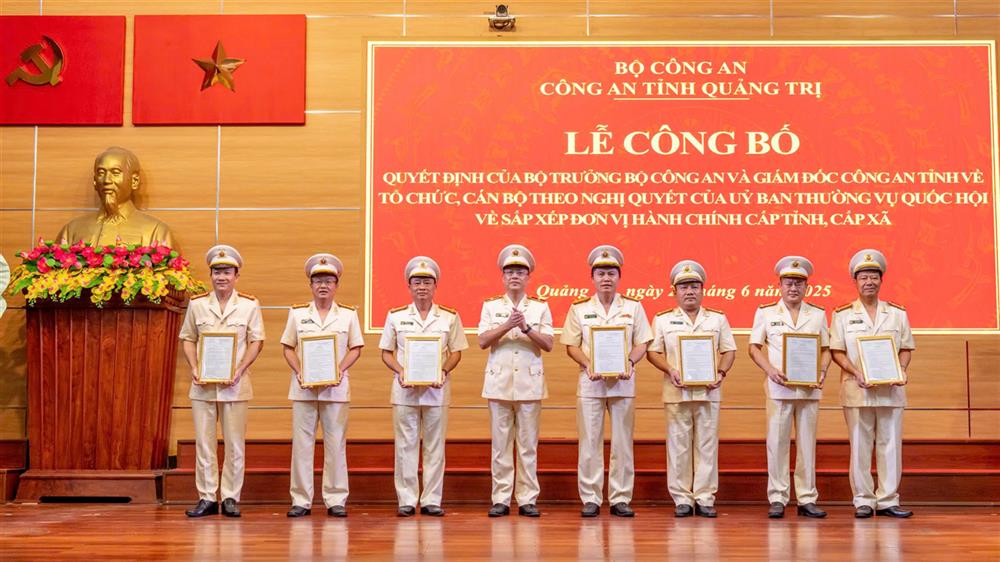 Thừa ủy quyền của lãnh đạo Bộ Công an, Thiếu tướng Nguyễn Thanh Liêm, Giám đốc Công an tỉnh trao các quyết định đối với các đồng chí Phó giám đốc Công an tỉnh.