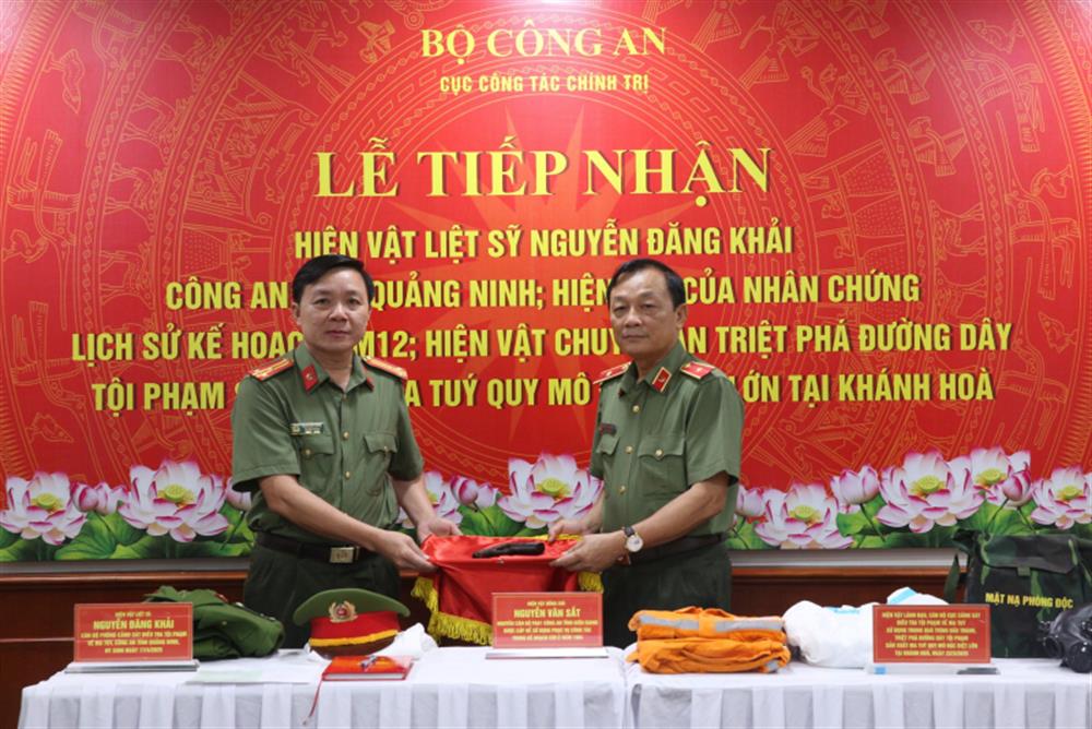 Thiếu tướng Đặng Ngọc Bách, Phó Cục trưởng Cục Công tác chính trị tiếp nhận hiện vật từ Công an tỉnh Kiên Giang.