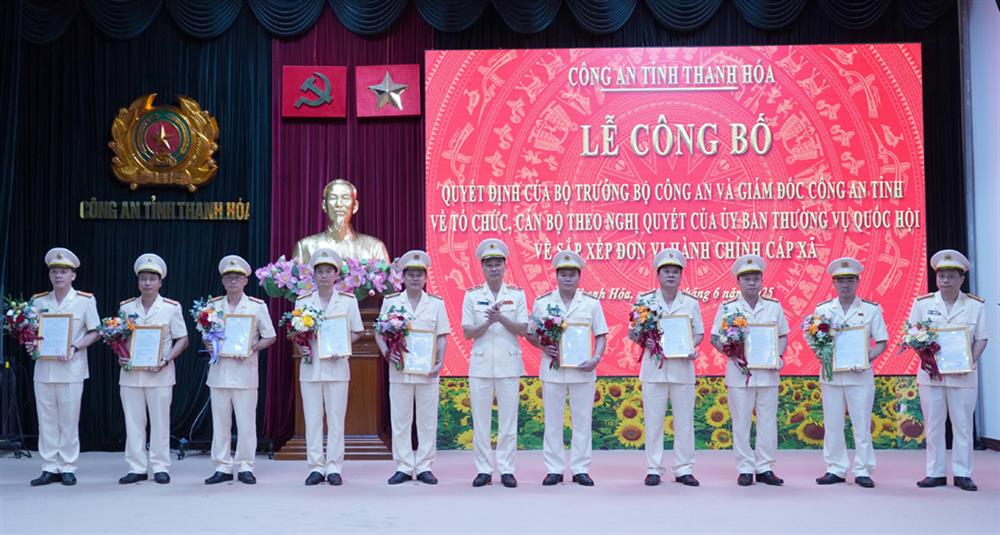 Thiếu tướng Tô Anh Dũng trao các quyết định điều động, bố trí Trưởng Công an các phường, xã.