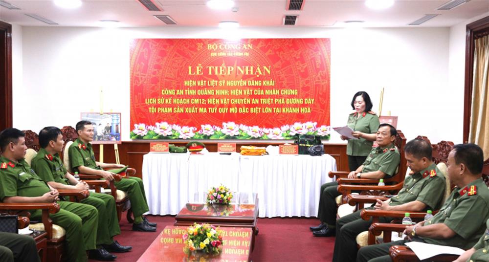 Lễ tiếp nhận hiện vật được tổ chức trang trọng tại Hà Nội.