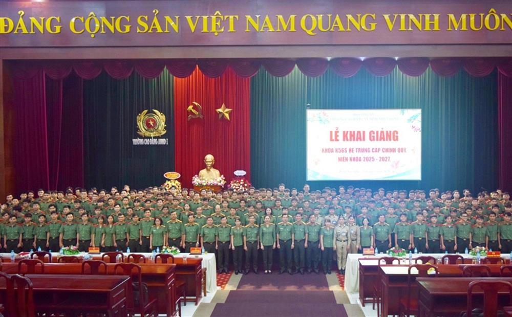 Các đại biểu dự Lễ Khai giảng chụp ảnh lưu niệm.