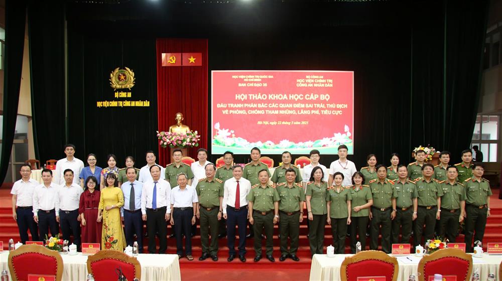 Các đại biểu dự Hội thảo.