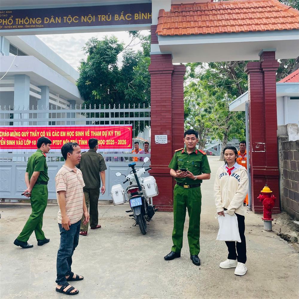 Thượng úy Trịnh Văn Ngọc và em L.K.P sau khi về đến Điểm thi Trường Phổ thông Dân tộc Nội trú huyện Bắc Bình.
