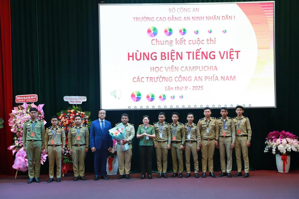 Ngài Chan Sorykan, Tổng lãnh sự Vương quốc Campuchia tại Thành phố Hồ Chí Minh và Thiếu tướng, PGS.TS Đinh Ngọc Hoa, Hiệu trưởng Trường Cao đẳng An ninh nhân dân I tặng hoa cho các đội thi trong Chung kết cuộ thi Hùng biện tiếng Việt.