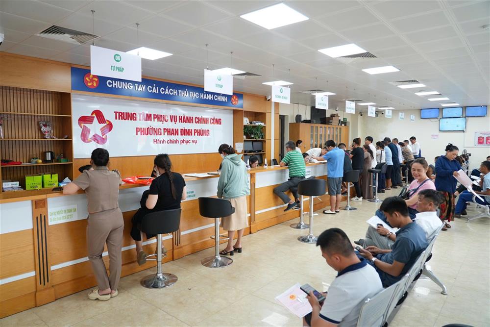 Người dân thực hiện các dịch vụ hành chính công tại Trung tâm dịch vụ hành chính công Phường Phan Đình Phùng.