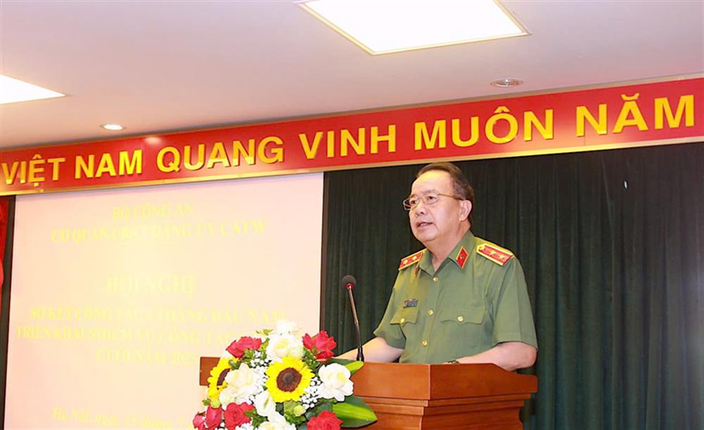 Trung tướng Nguyễn Văn Trung, Phó Chủ nhiệm Thường trực UBKT Đảng ủy CATW, Thủ trưởng Cơ quan UBKT Đảng ủy CATW chủ trì Hội nghị.