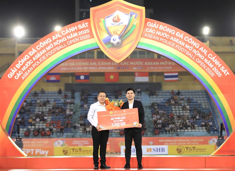 Ban Tổ chức trao giải Phong cách cho đại diện đội Lào.