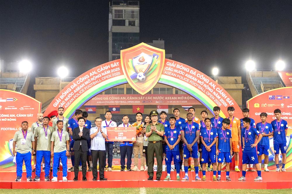 Ban Tổ chức trao Huy chương Bạc cho đội Campuchia.
